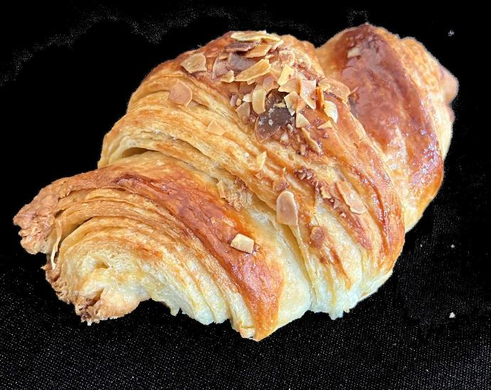 Croissant feuilleté aux amandes (1) (2) (3) (4)